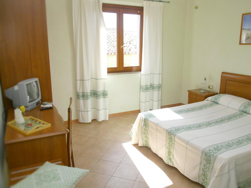 Hotel Da Paolino Trinità d'Agultu Eksteriør billede